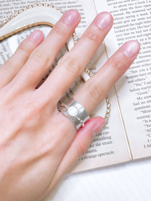 Zoey Simmons - Mother Of Pearl Vine Pattern Spinner Ring - SF: 9