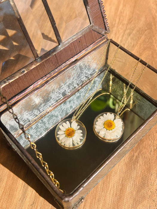 Indigo & Lily Co. - Pressed Daisy Necklace